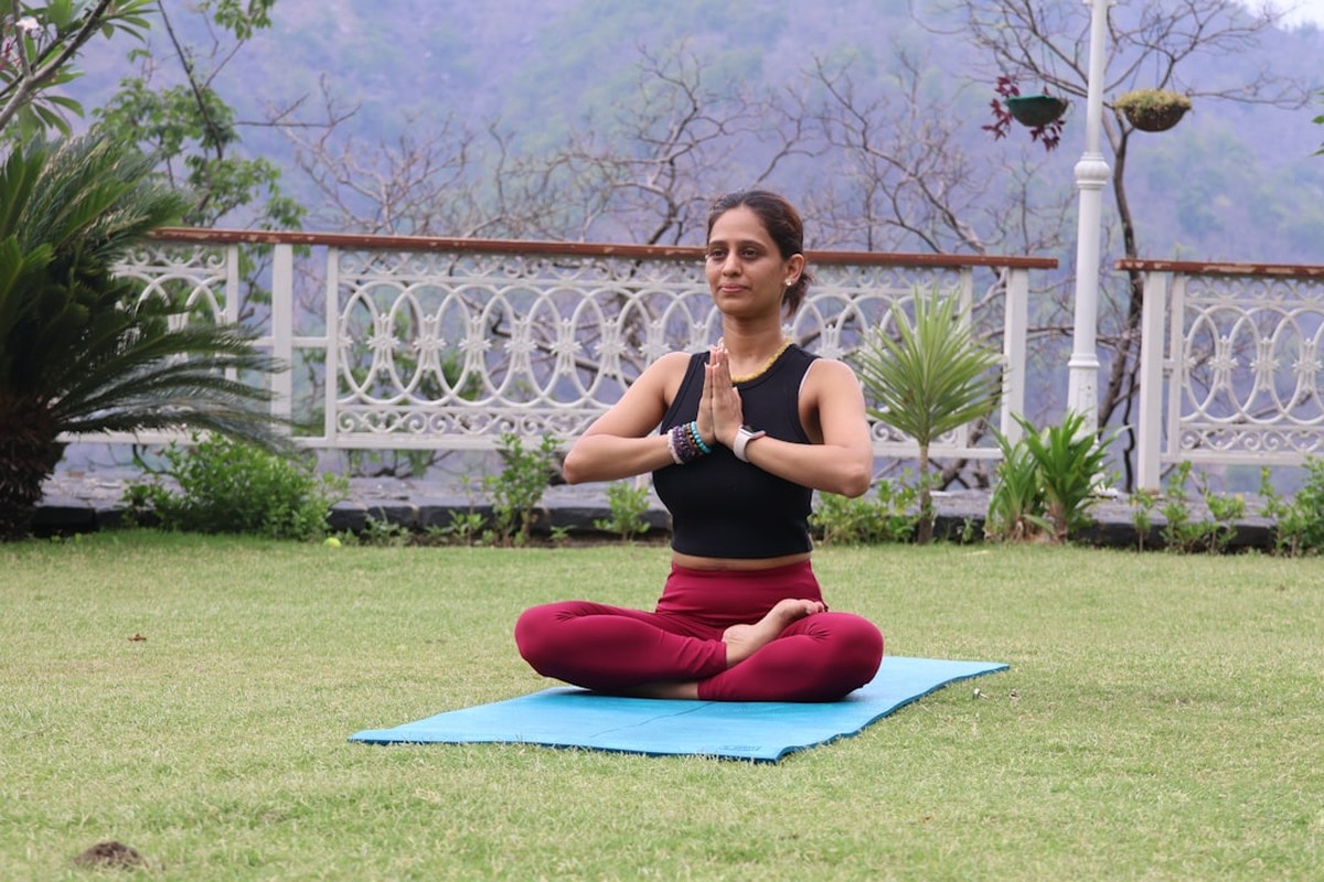 At-Home Yoga vs Studio Classes: Which Is Right for Beginners in Edmonton? at home yoga vs studio classes which is right for begin clean